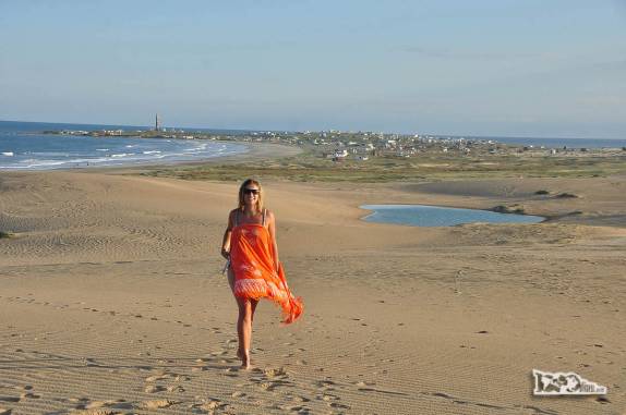No fim de tarde, a Ana sobe em duna de Cabo Polonio, no litoral do Uruguai